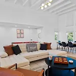 Chic Uptown Phoenix Home - Pool Table & Perfect Location