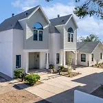 Chic Uptown Phoenix Home - Pool Table & Perfect Location