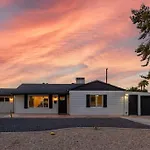 New Midtown Modern Home With Backyard