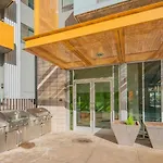 Striking 2Bd - Cdt- Gym, Pool, Parking - Sleep8