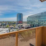 Striking 2Bd - Cdt- Gym, Pool, Parking - Sleep8