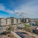 Striking 2Bd - Cdt- Gym, Pool, Parking - Sleep8