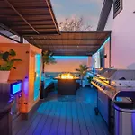 Luxury Downtown Home With Spa