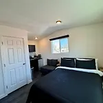 Your Downtown Cozy Studio With Backyard Unit C