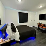 Your Downtown Cozy Studio With Backyard Unit C