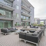 Comfy 2Bd Dt - Balcony, Gym, W-D, Parking - Sleeps 8