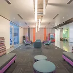 Alluring 2Bd - Dt - Gym, Pool, Parking - Sleeps 8