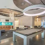 Alluring 2Bd - Dt - Gym, Pool, Parking - Sleeps 8