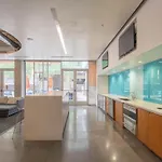 Alluring 2Bd - Dt - Gym, Pool, Parking - Sleeps 8