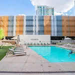 Striking 2Bd - Cdt- Gym, Pool, Parking - Sleep8
