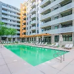 Modern 2Bd - Cdt - Gym, Pool, Parking - Sleep 8