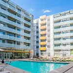 Modern 2Bd - Cdt - Gym, Pool, Parking - Sleep 8