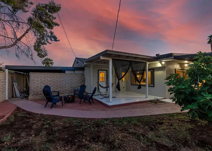 New Midtown Modern Home With Backyard