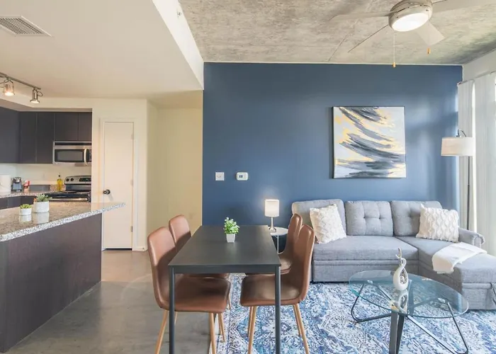 Striking 2Bd - Cdt- Gym, Pool, Parking - Sleep8