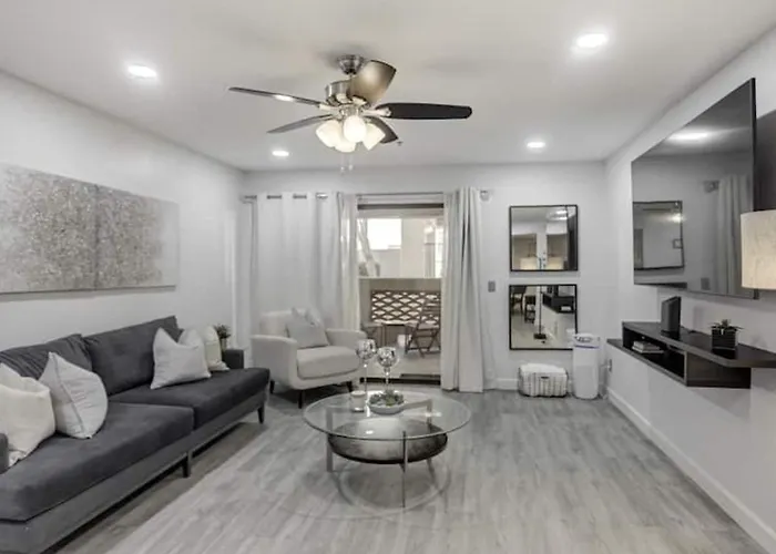 Comfort And Style In The Phoenix Biltmore Area!