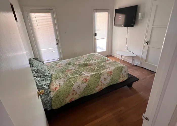Downtown Neighborhood Room 3