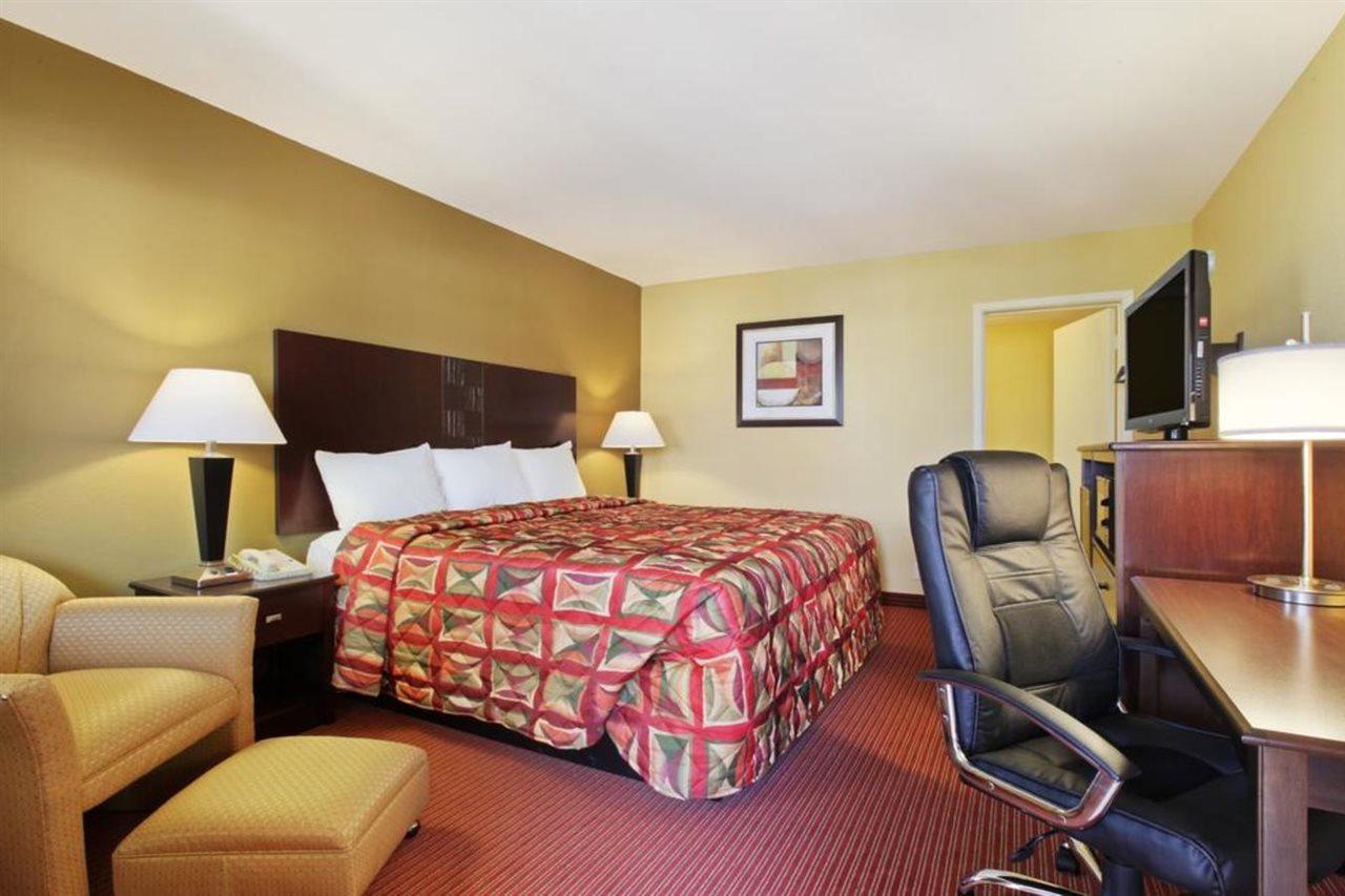 Hotel Super 8 By Wyndham Downtown 3*