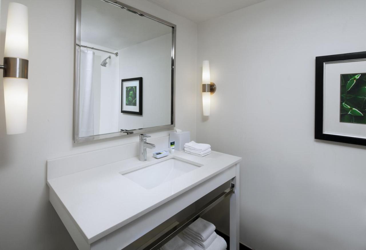 Four Points By Sheraton South Mountain Hotel 4*