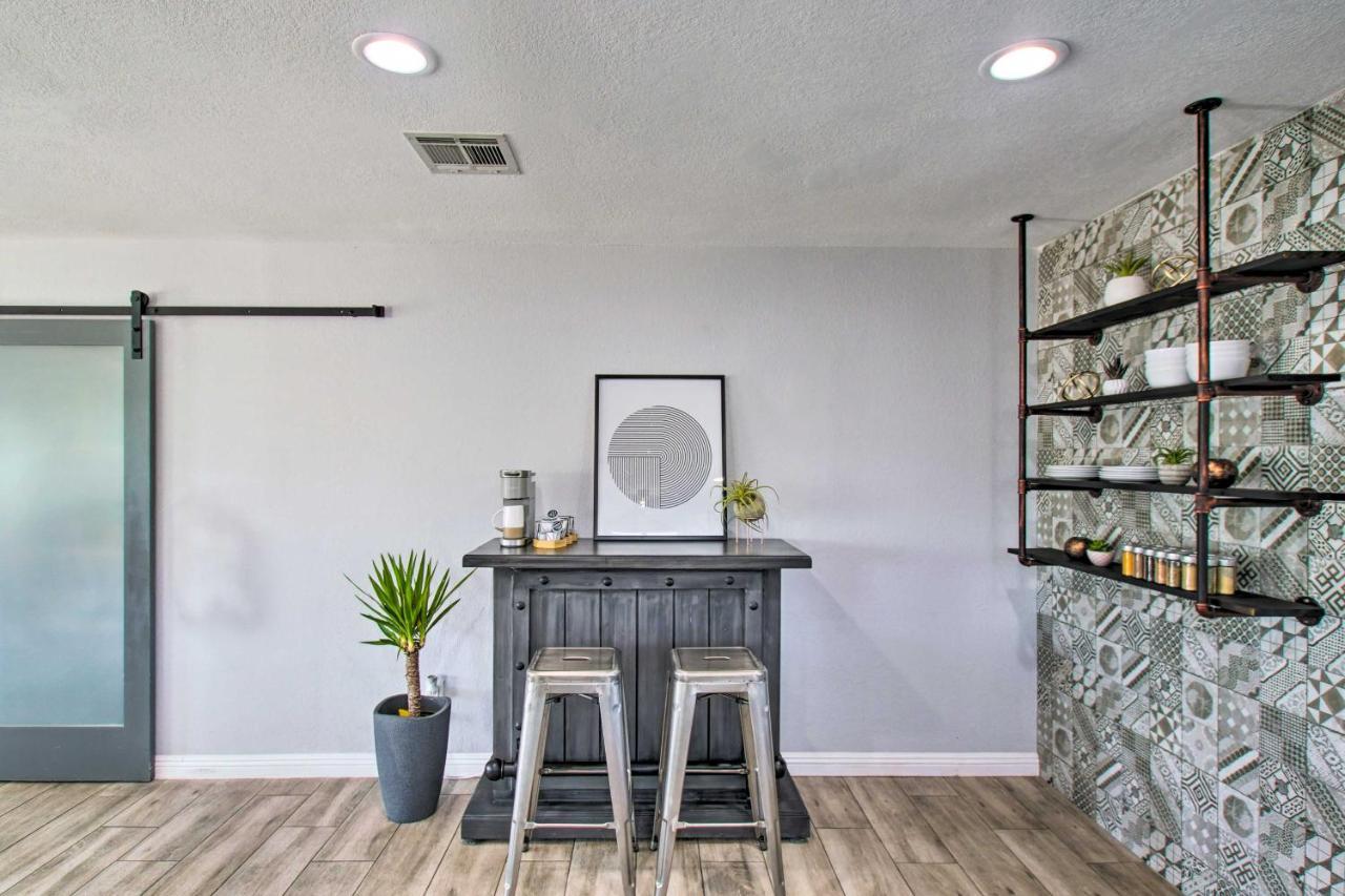 Casa de férias Charming With Patio About 3 Miles To Dtwn! *