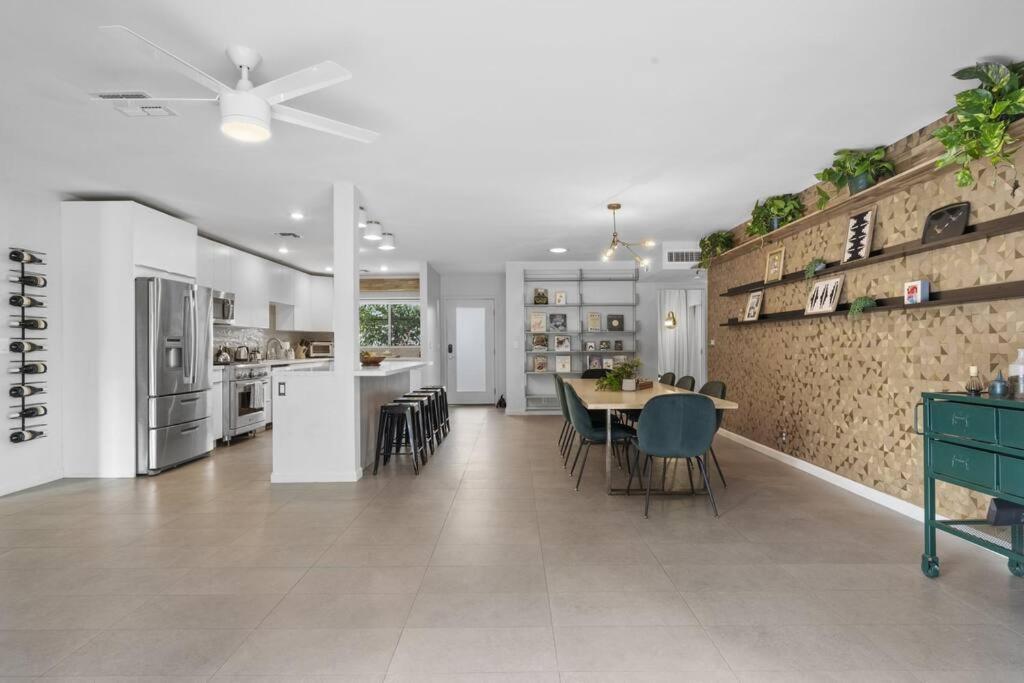 Mid-century Stunner // Large Yard And Patio For Indoor/outdoor Living Holiday home Phoenix