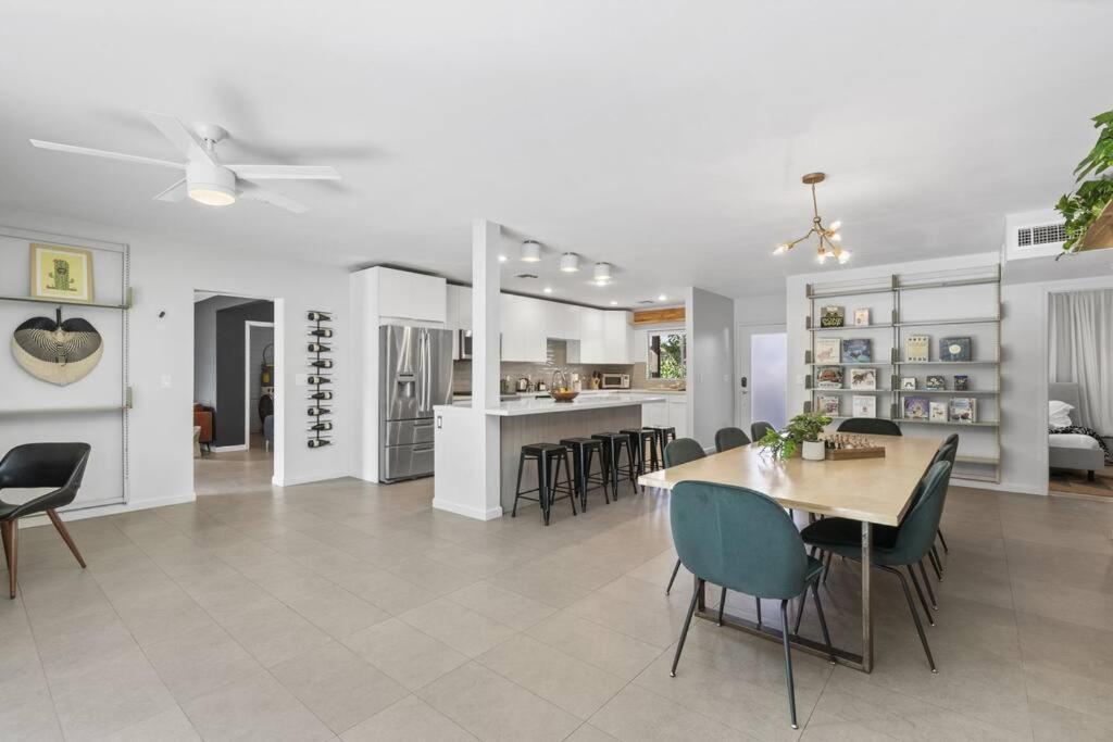 Mid-century Stunner // Large Yard And Patio For Indoor/outdoor Living Holiday home