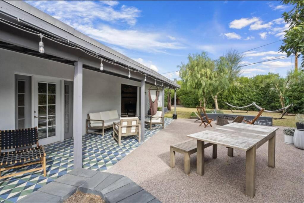 Mid-century Stunner // Large Yard And Patio For Indoor/outdoor Living Holiday home *