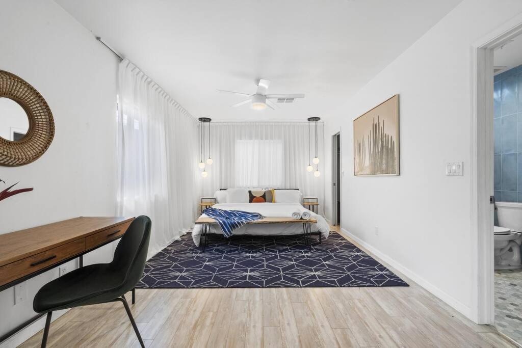 Holiday home Mid-century Stunner // Large Yard And Patio For Indoor/outdoor Living