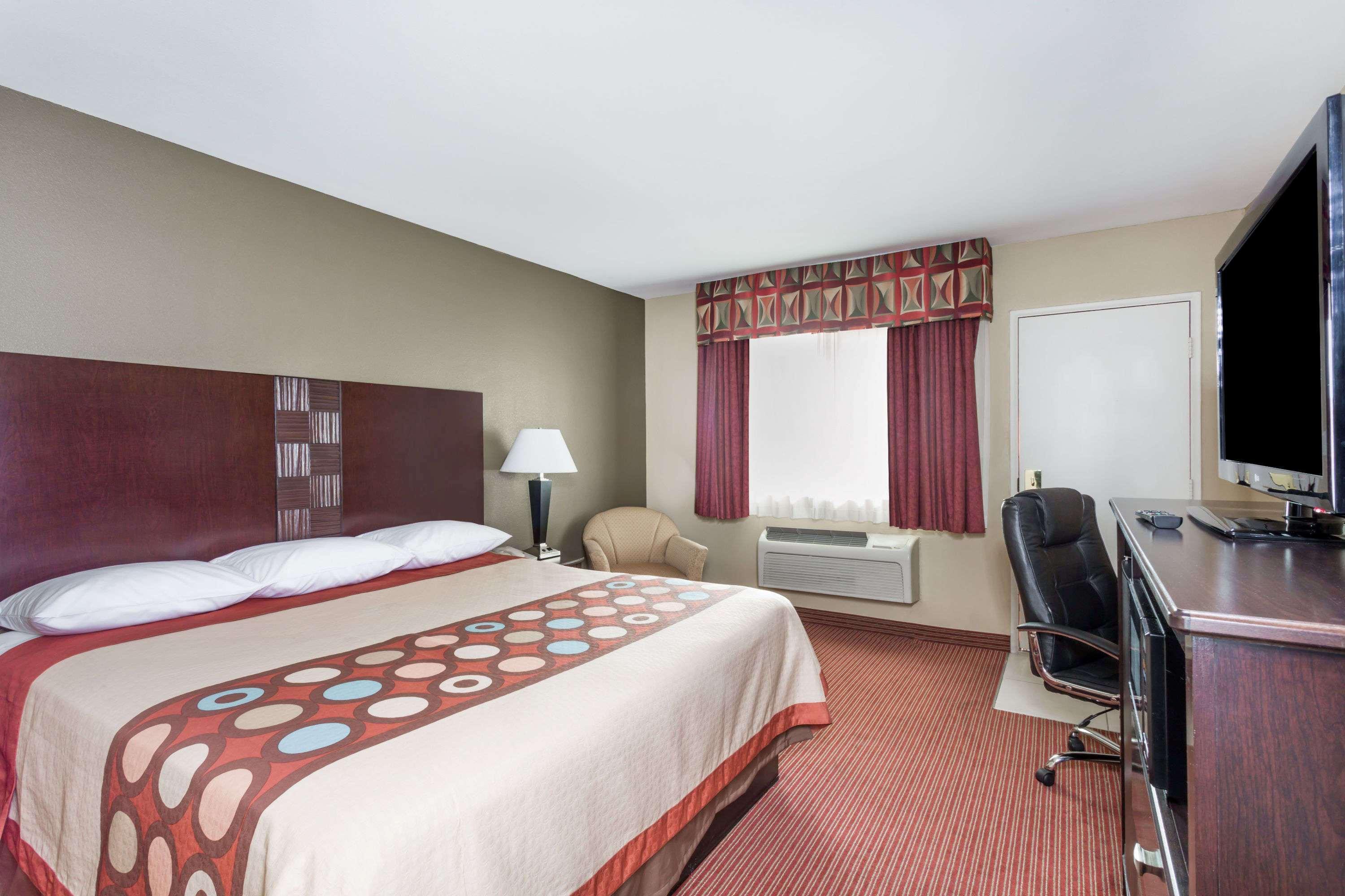 Super 8 By Wyndham Downtown Hotel