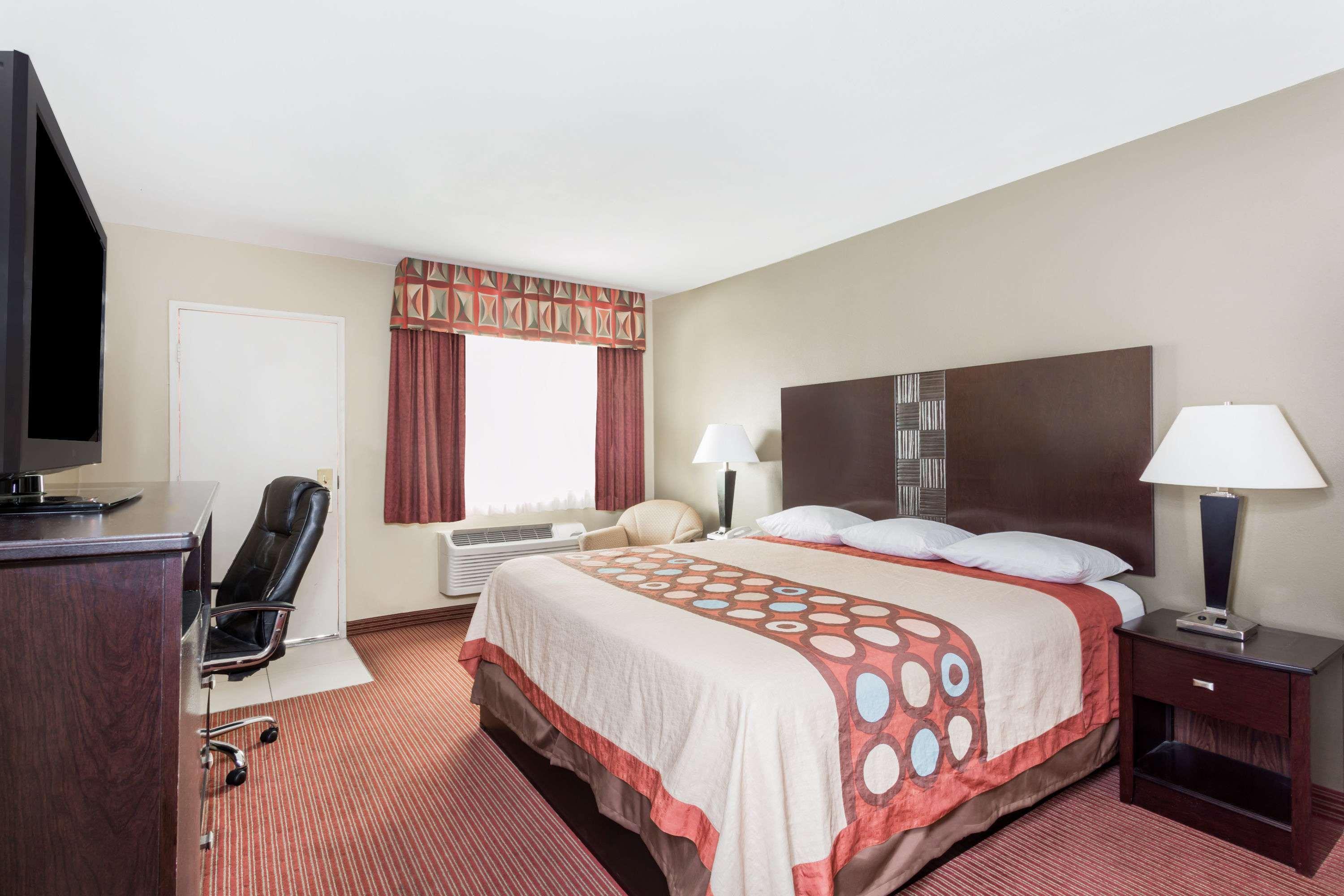 Hotel Super 8 By Wyndham Downtown 3*