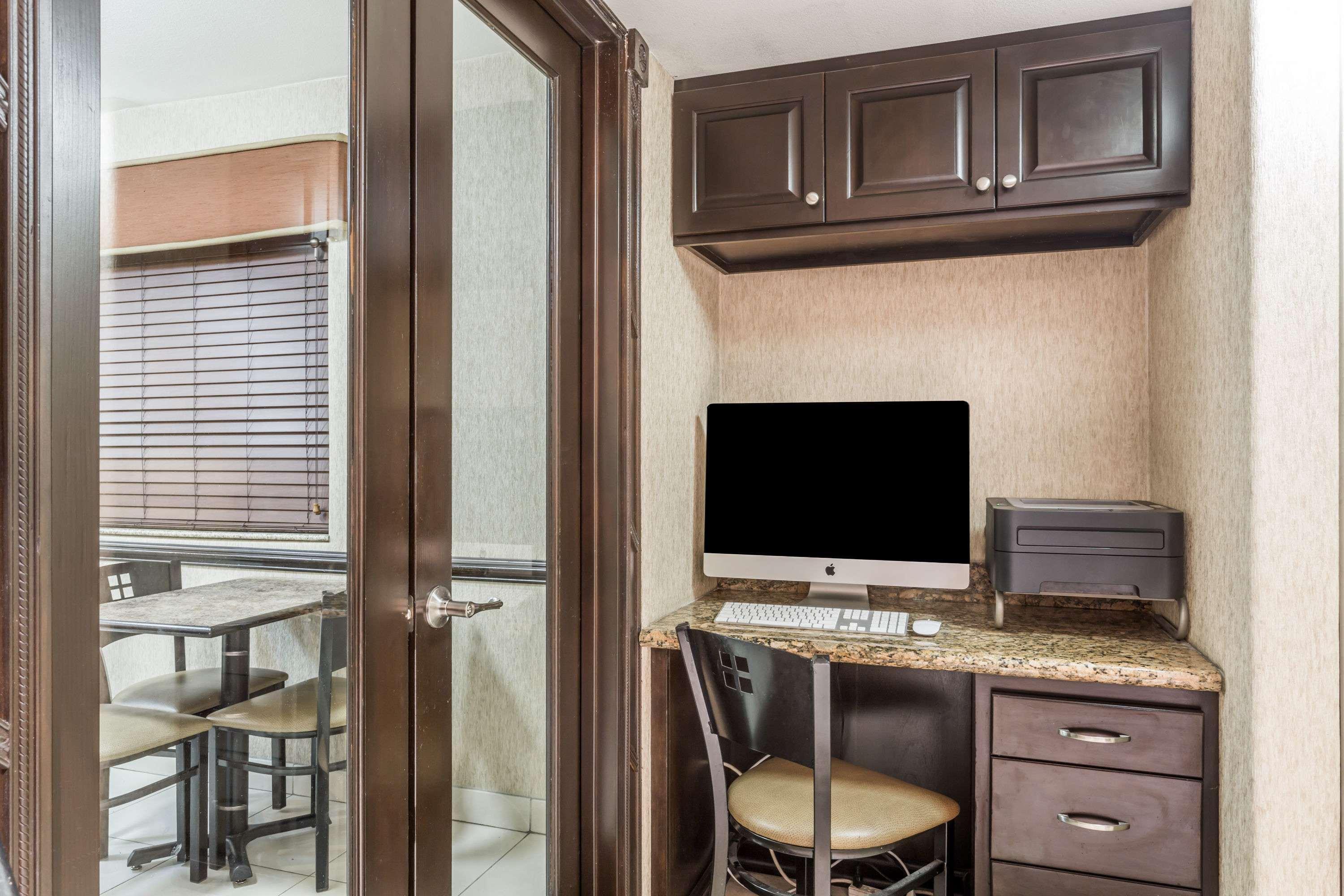 Super 8 By Wyndham Downtown Hotel