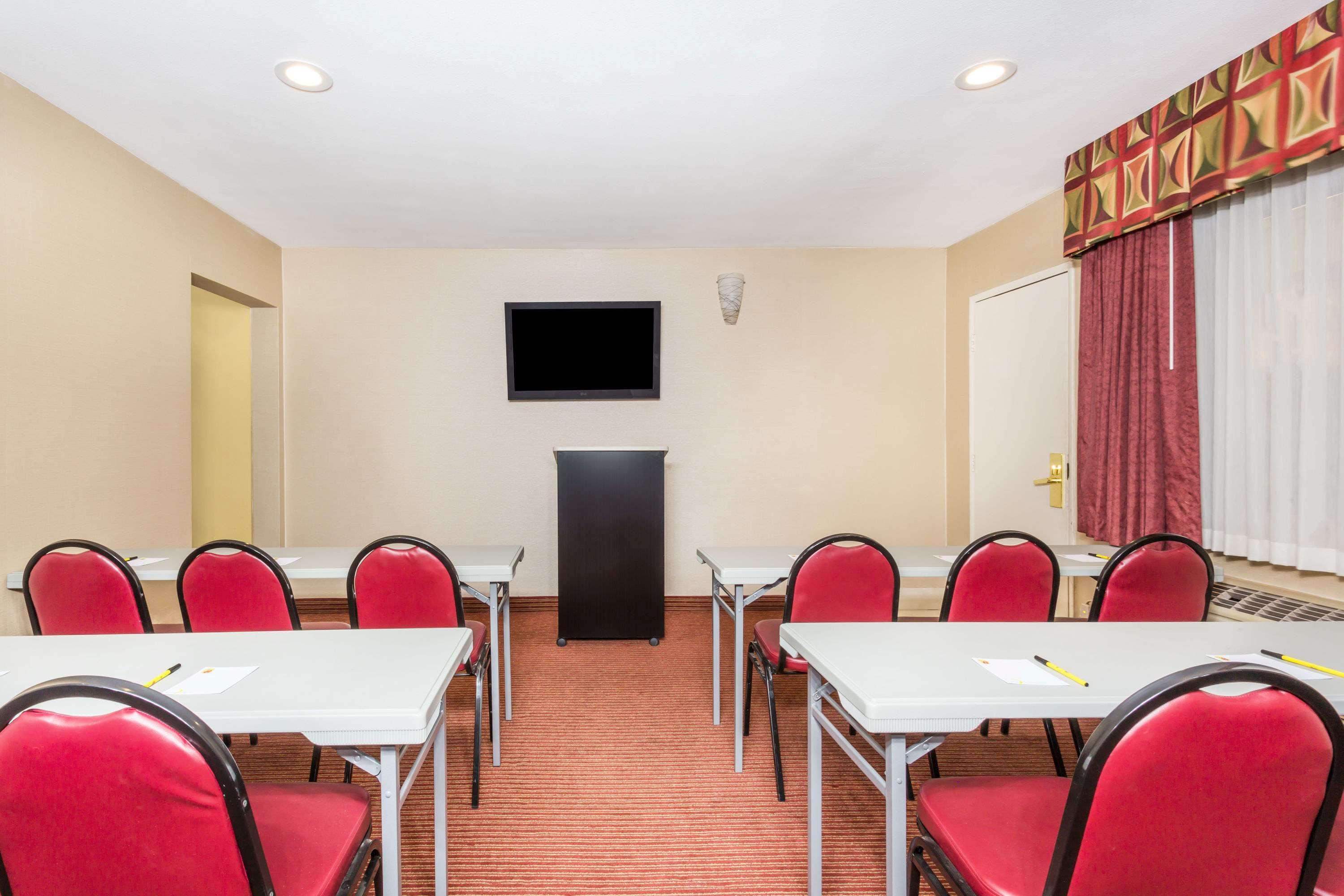 Super 8 By Wyndham Downtown Hotel 3*