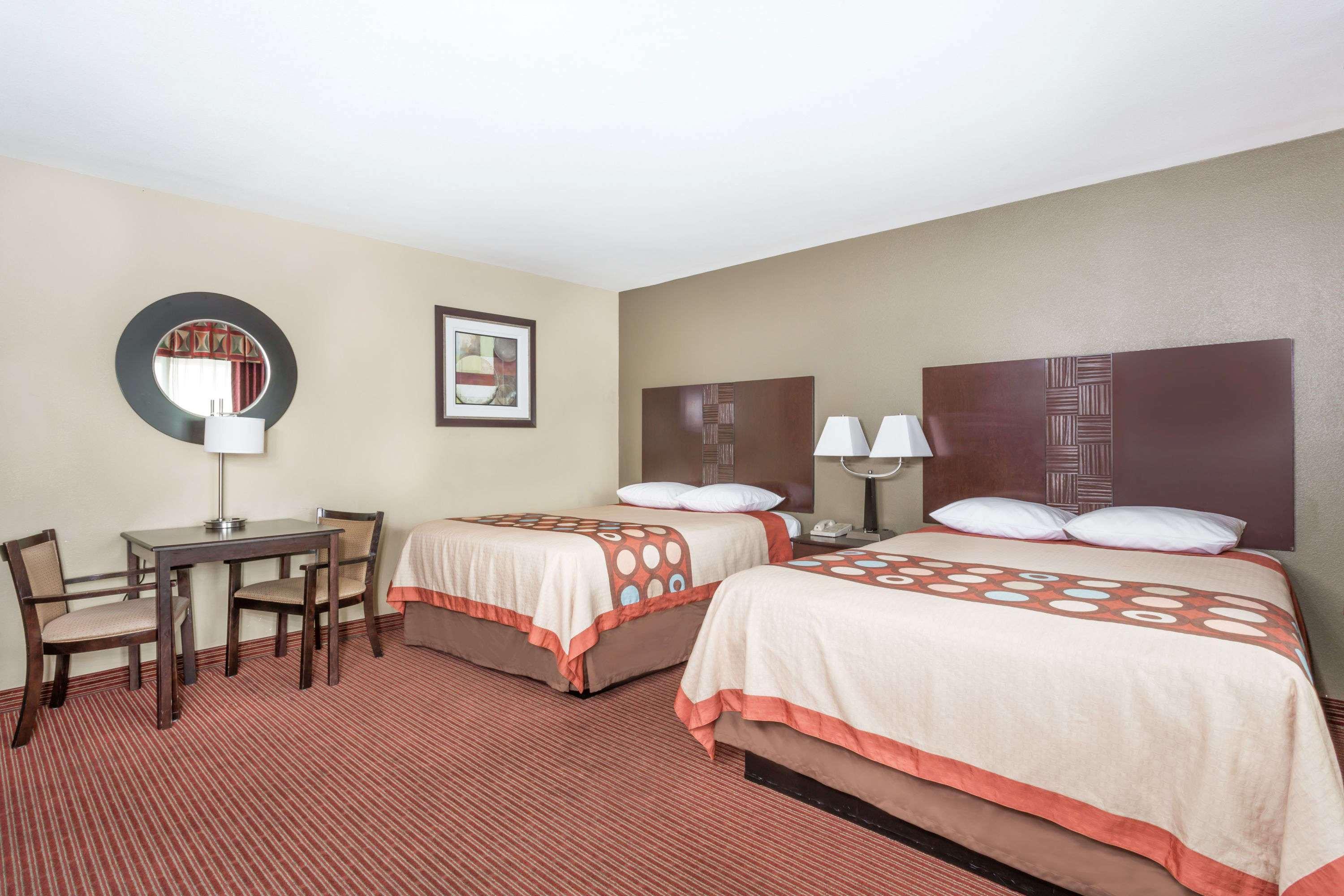Super 8 By Wyndham Downtown