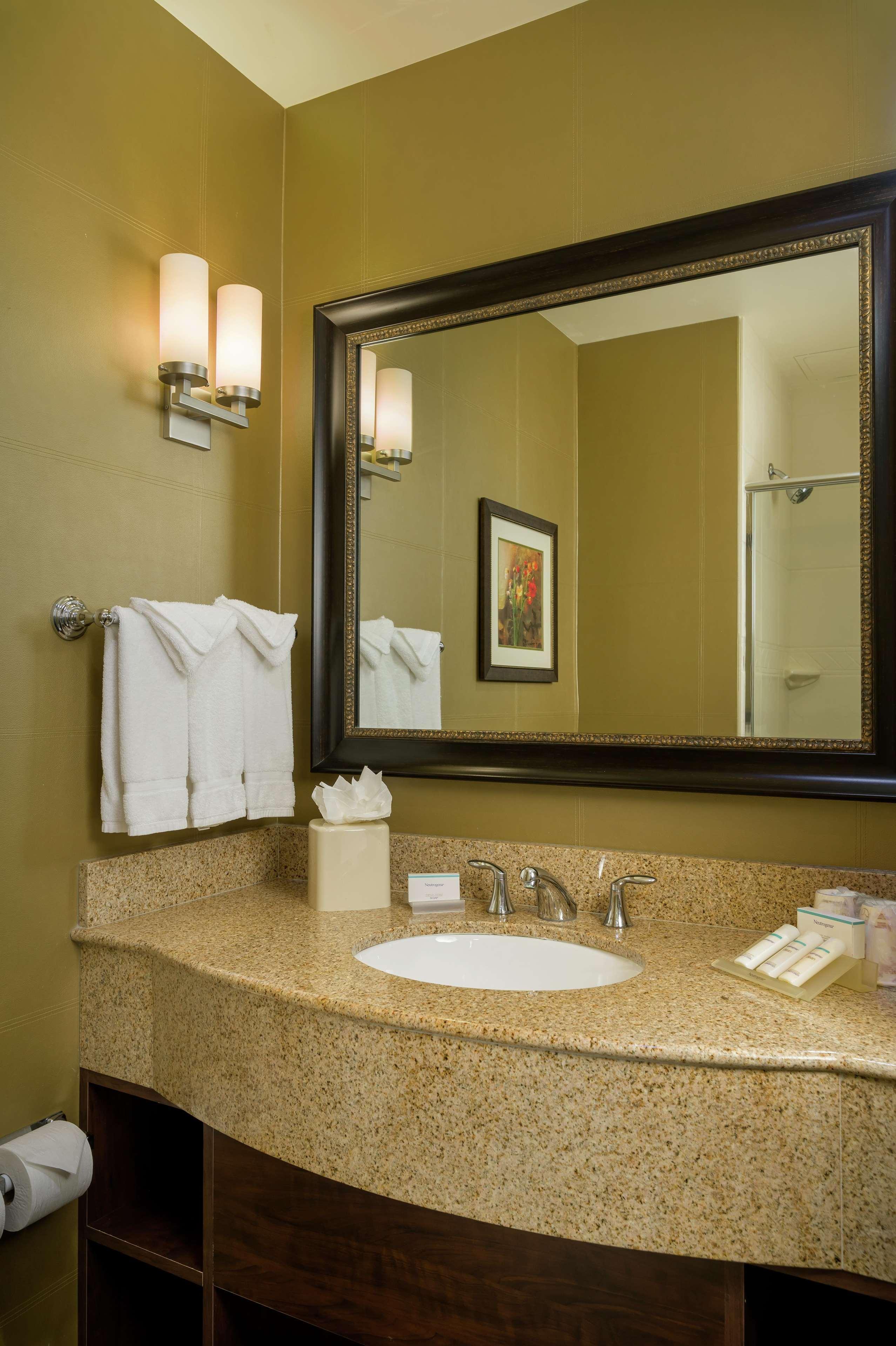 Hilton Garden Airport North 3*