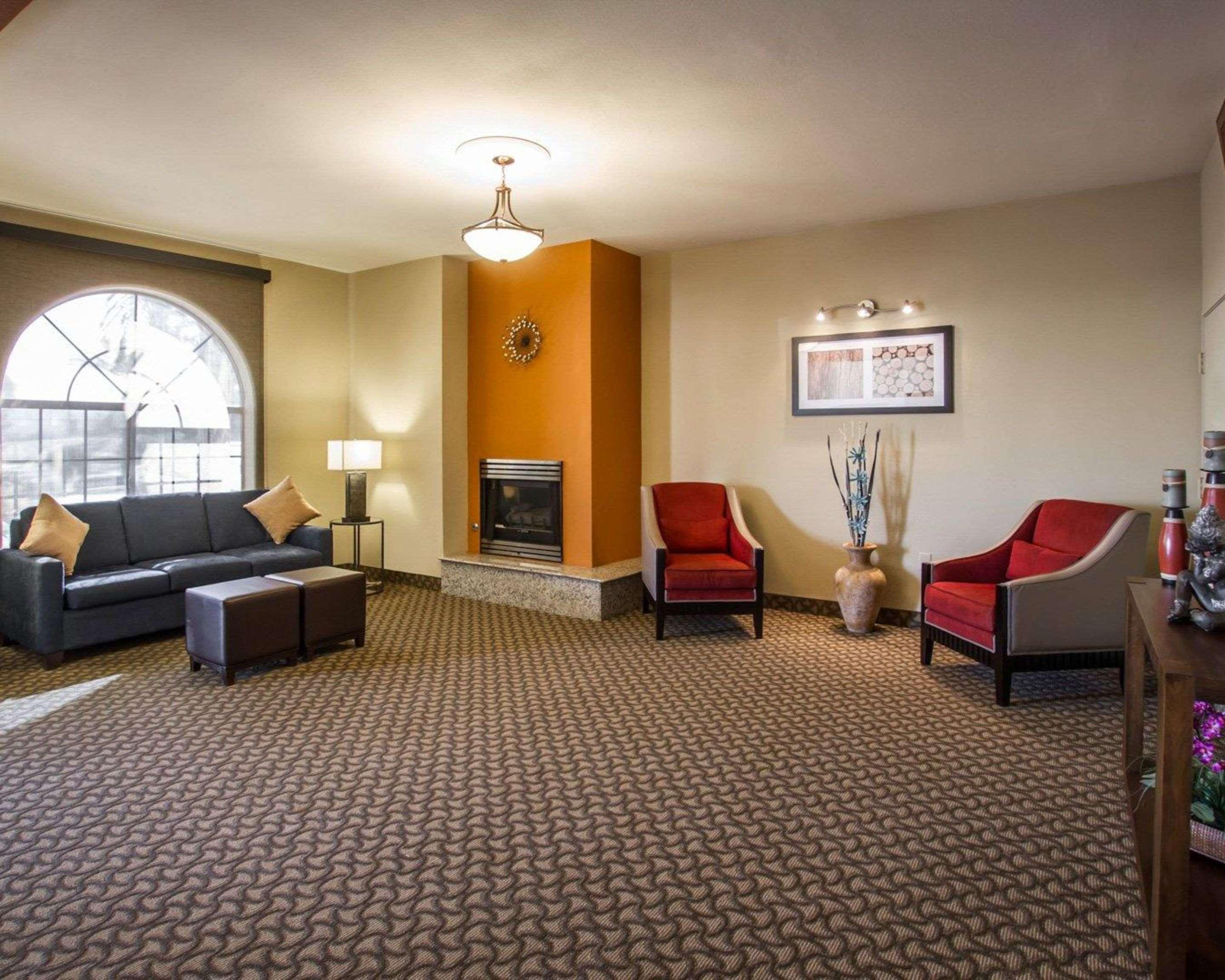 Hotel Comfort West At 27th Ave And I-i0