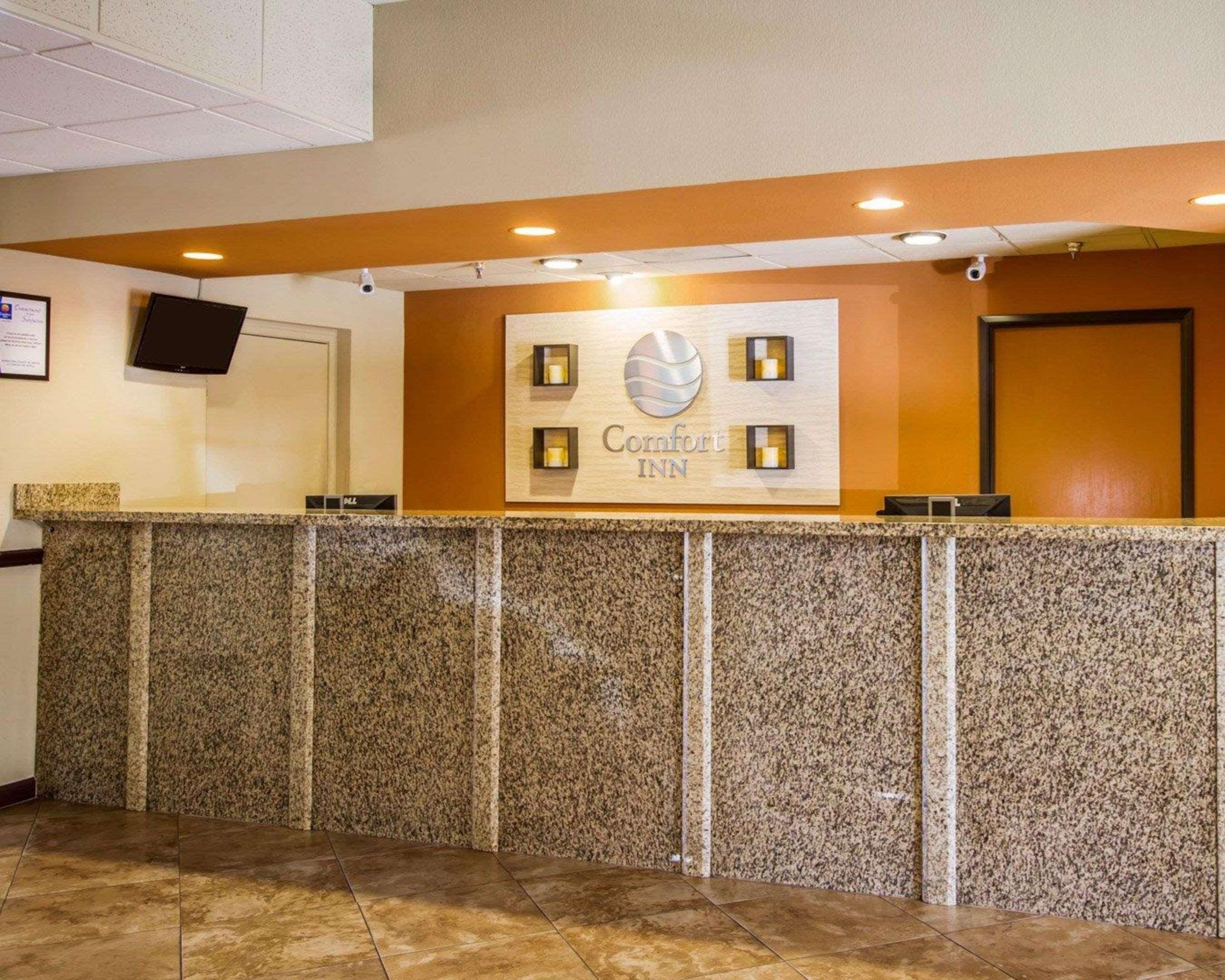 Hotel Comfort West At 27th Ave And I-i0