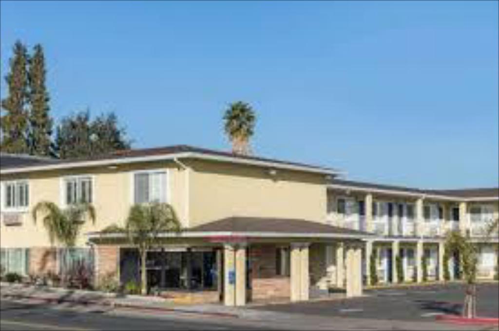 Super 8 By Wyndham West