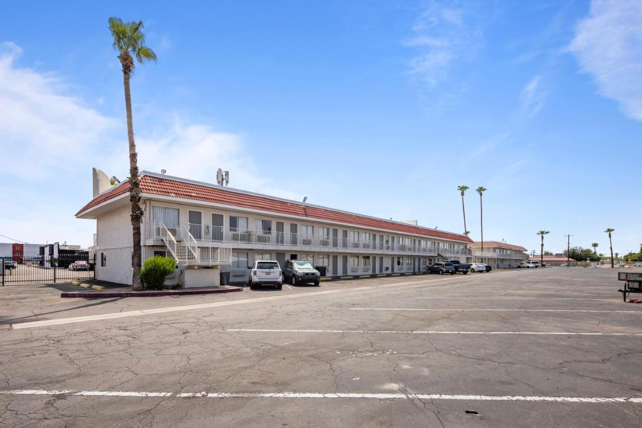 Super 8 By Wyndham West