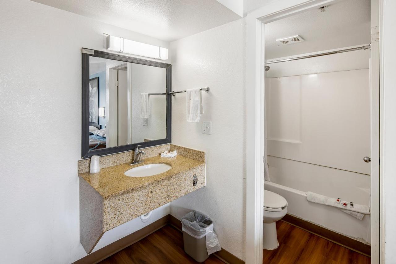 Super 8 By Wyndham West