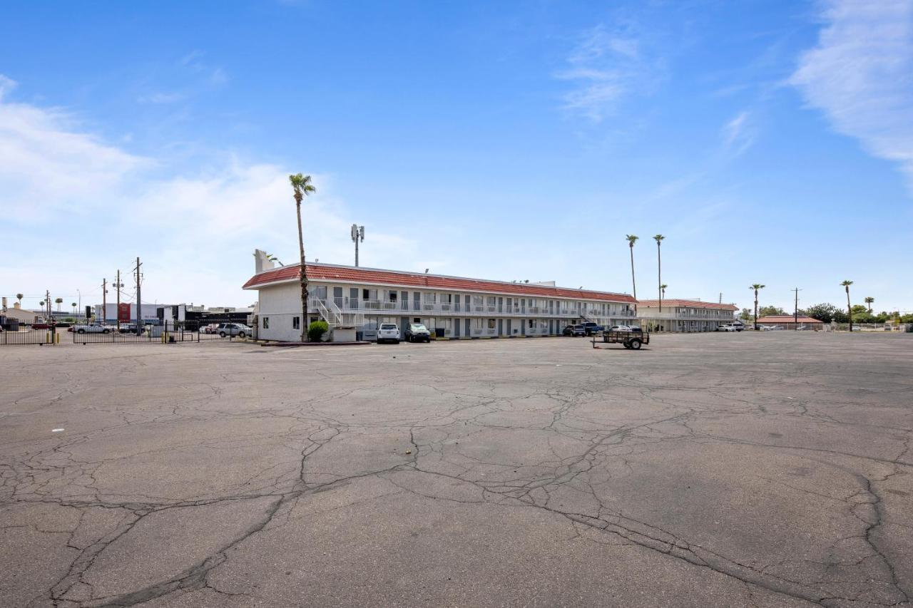 Super 8 By Wyndham West Hotel