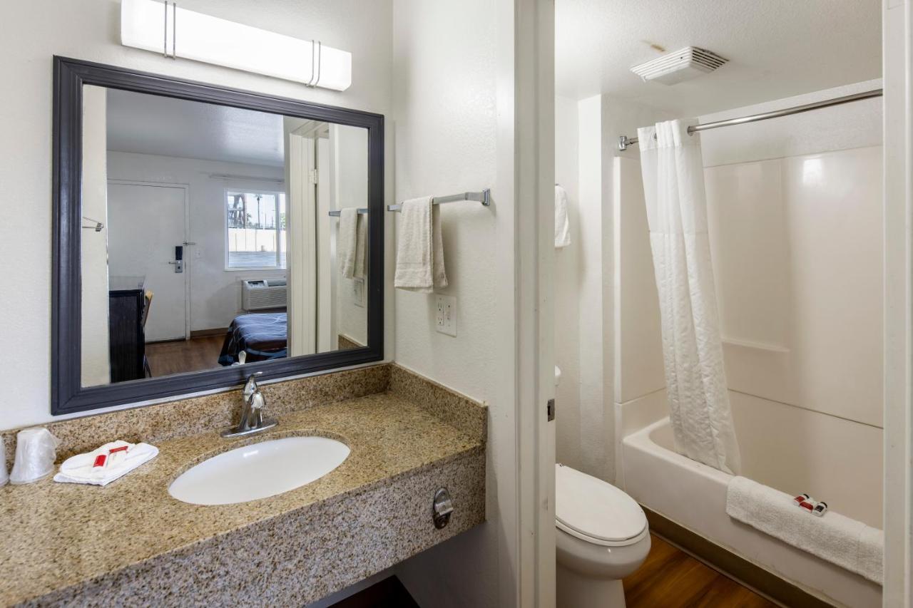 Super 8 By Wyndham West