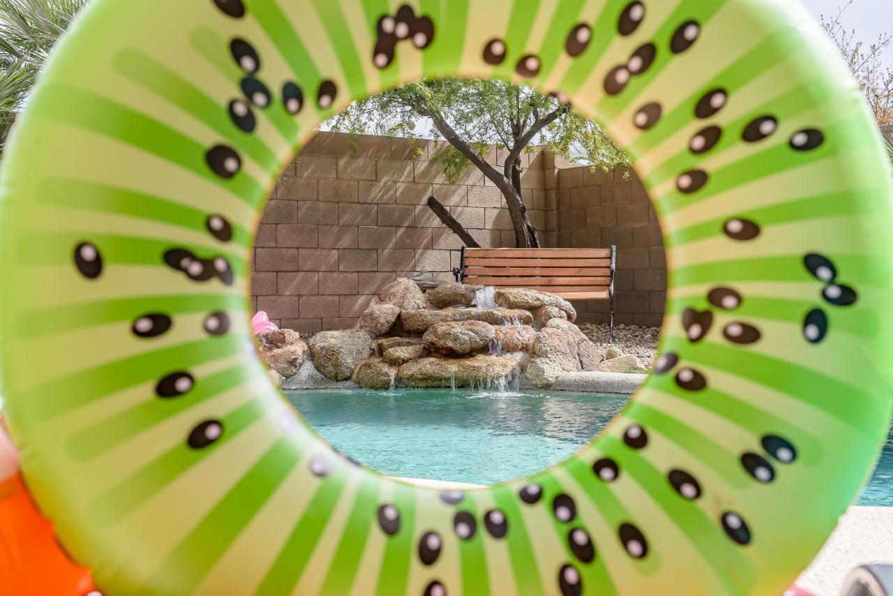 Chic Poolside Oasis - Karaoke - Bbq - Games Holiday home