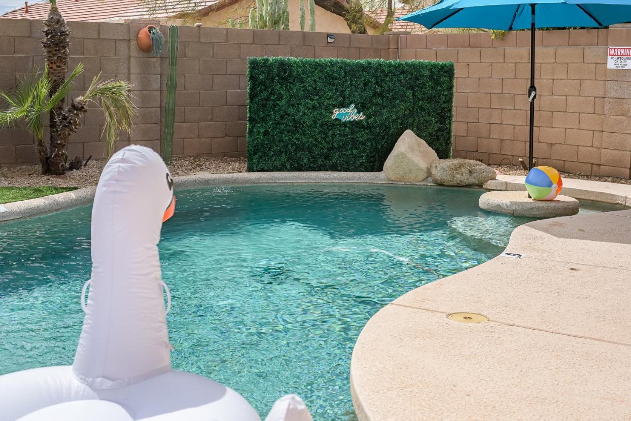 Holiday home Chic Poolside Oasis - Karaoke - Bbq - Games *