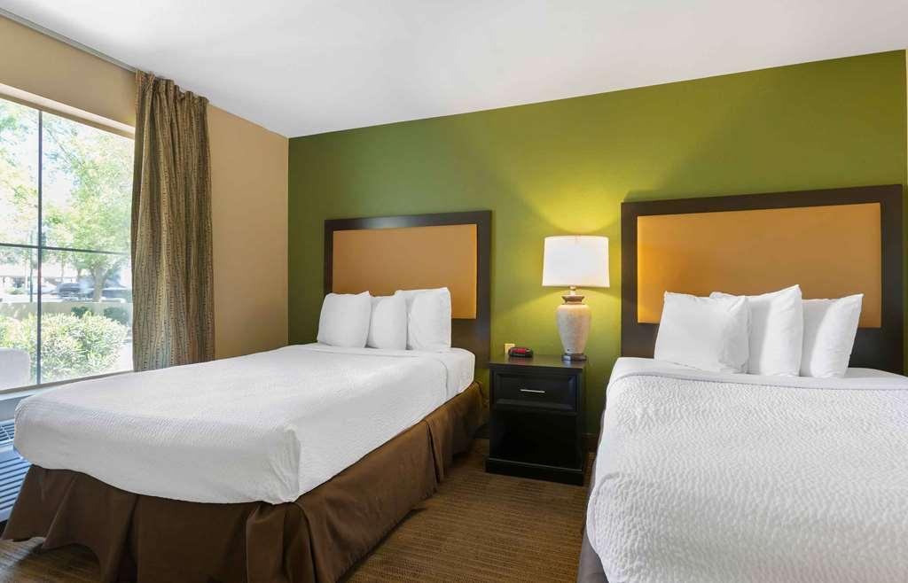 Extended America Select - - Airport - E Oak St
