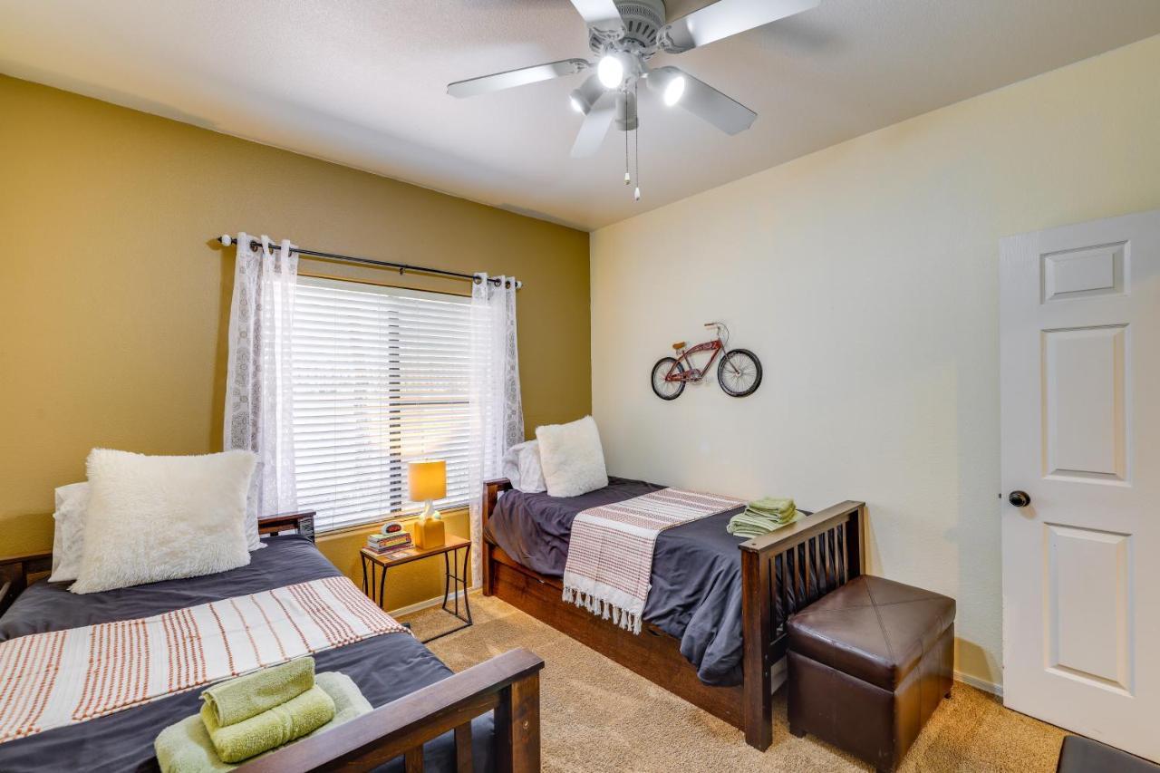 Ideally Located With Community Pool! Apartment *