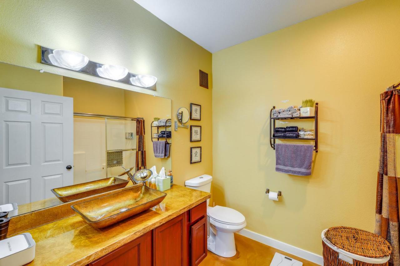 Ideally Located With Community Pool! Phoenix