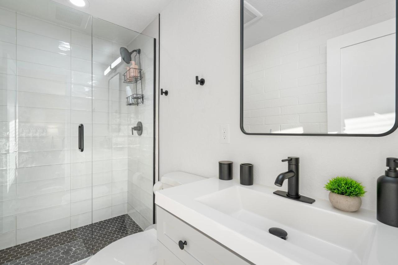 Midtown Bliss With Pool & Sports Use & Laundry & Parking Apartment *