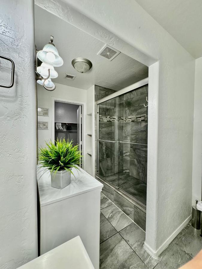 Hospedagem domiciliar West Phx Cozy King With Private Bathroom Inside A House *