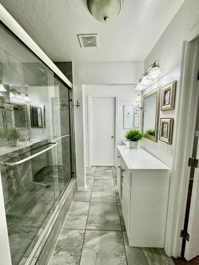 Hospedagem domiciliar West Phx Cozy King With Private Bathroom Inside A House *