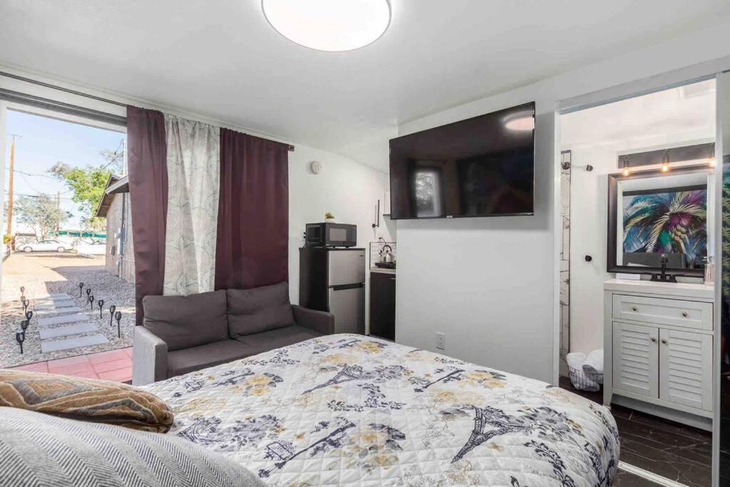 Your Tiny Downtown With Backyard Unit D