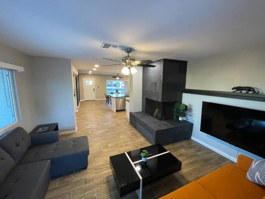 Apartamento New Midtown Modern With Backyard *